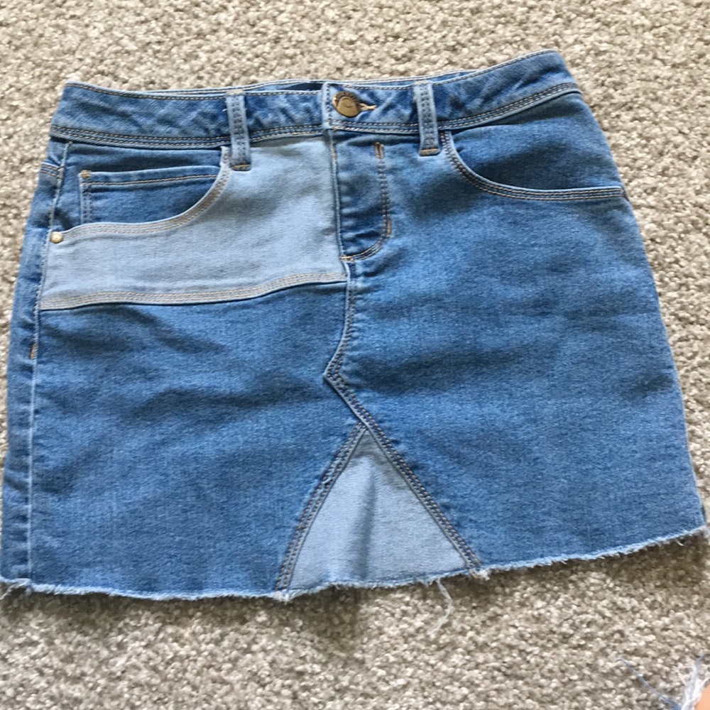 Cute denim skirt!